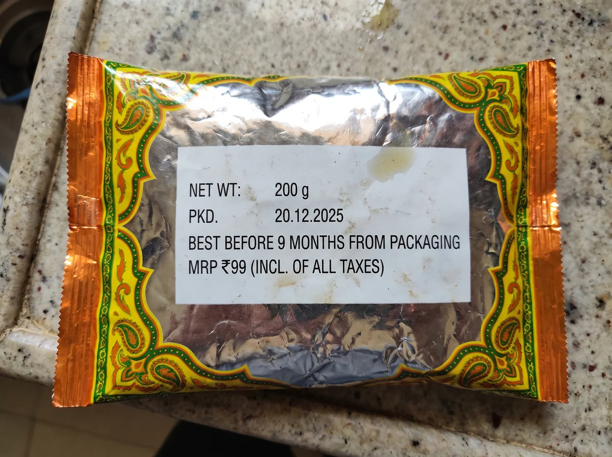 インドのスナック菓子の裏面。PKD. 20.12.2025、BEST BEFORE 9 MONTHS FROM PACKAGINGと表記
